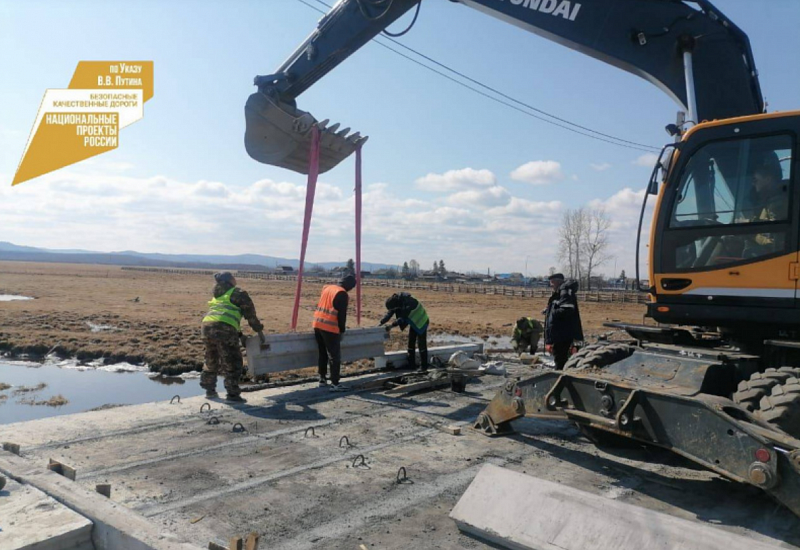 На побережье Байкала в Оймуре капитально ремонтируют два моста