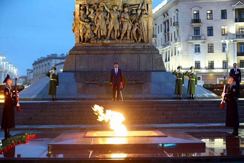 У.Хурэлсух почтил память павших воинов и возложил цветы к Вечному огню в Минске