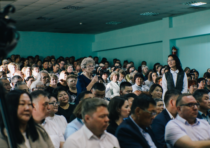 «Проблему лучше знаешь, когда видишь ее на местах»: Глава Бурятии провел рабочий день в Кяхтинском районе