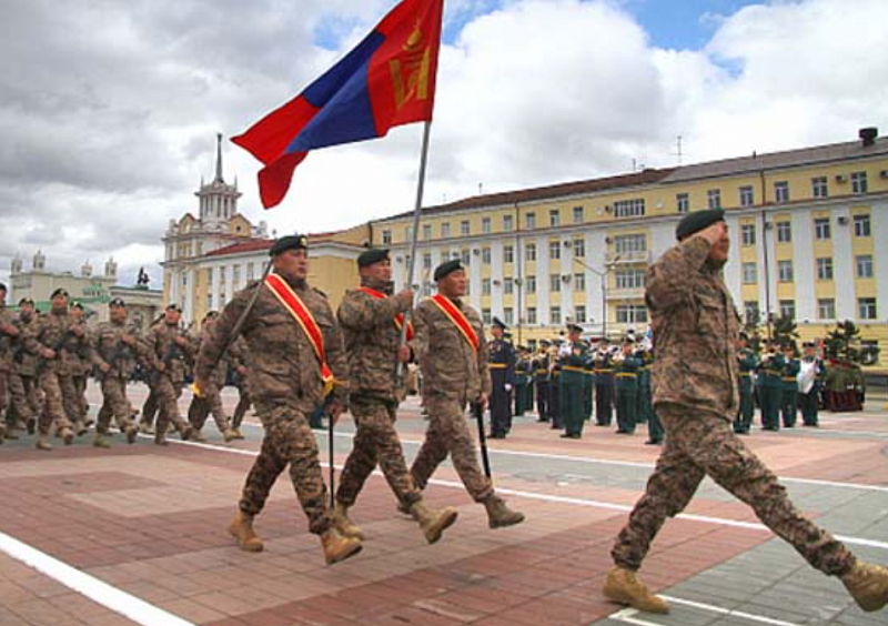 Военнослужащие ВВО и Вооруженных сил Монголии прошли по центральным улицам г. Улан-Удэ с исполнением строевых песен. ВИДЕО