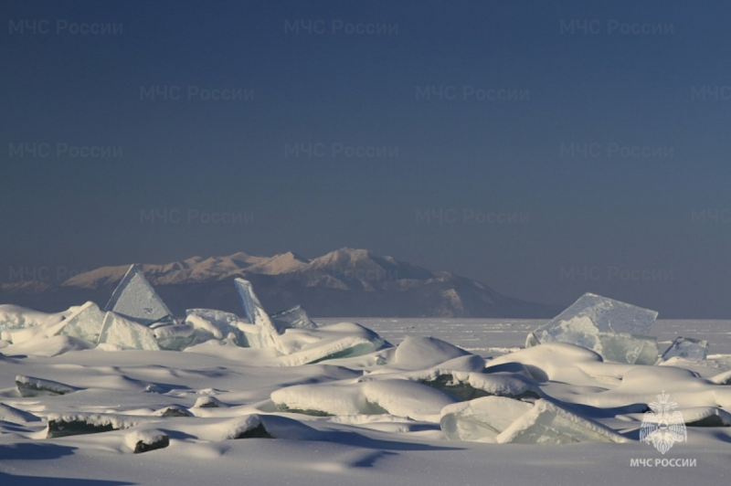 Инспекторы ГИМС предупреждают: выезд на лёд Байкала опасен