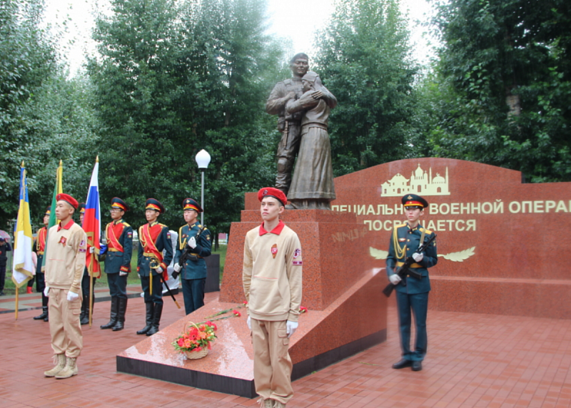 Первый памятник героям СВО открыли в столице степной Аги