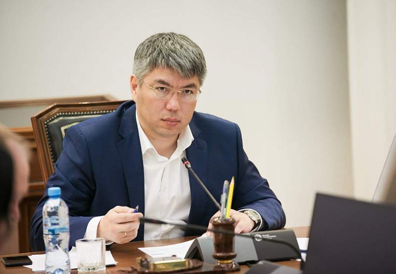 Алексей Цыденов поручил усилить контроль за школами в период выпускных