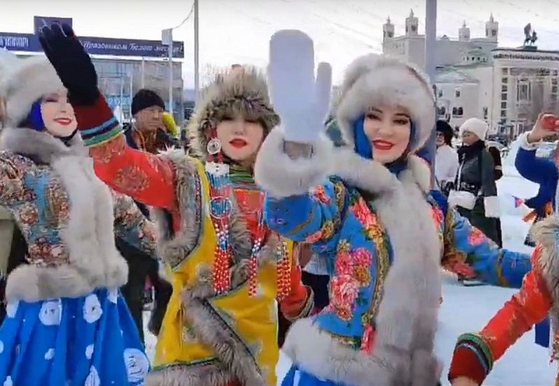 В Улан-Удэ прошел юбилейный «Дэгэлфлешмоб». ВИДЕО