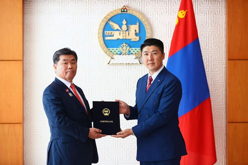 Вице-президент авиакомпании “Korean Air” награжден медалью “Найрамдал”