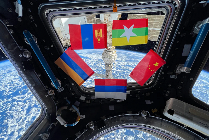 На МКС сфотографировали флаги стран-участниц ВЭФ. ВИДЕО