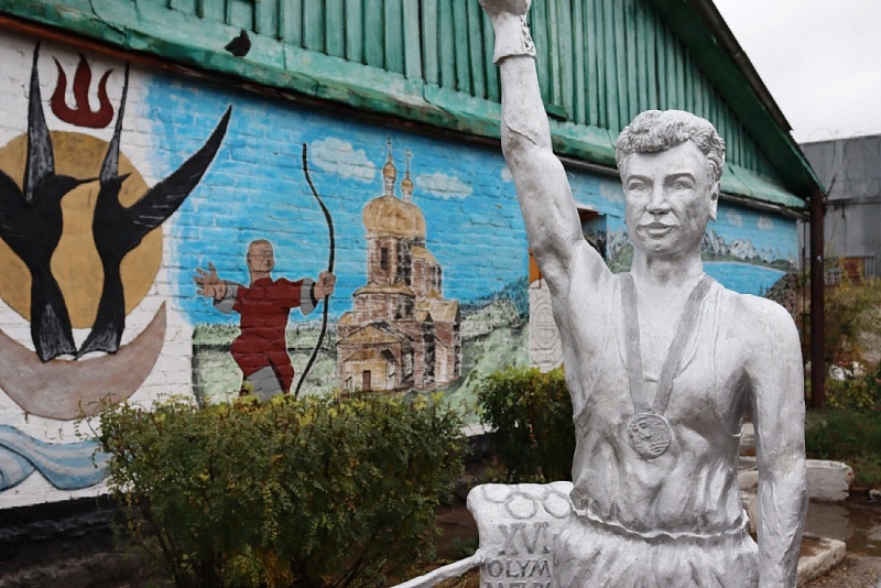 В исправительной колонии № 8 открыли памятник известному боксеру Владимиру Сафронову