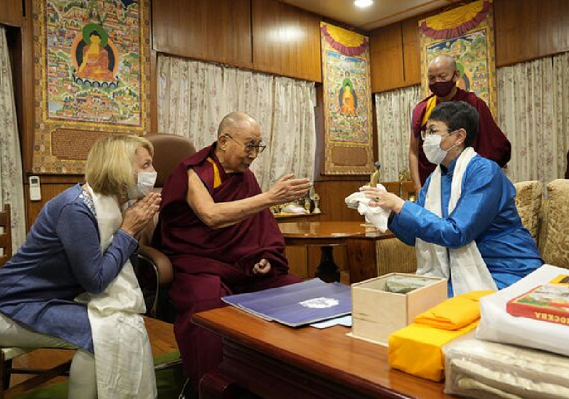 Далай-лама подарил реликвию Будды мужскому монастырю в Туве