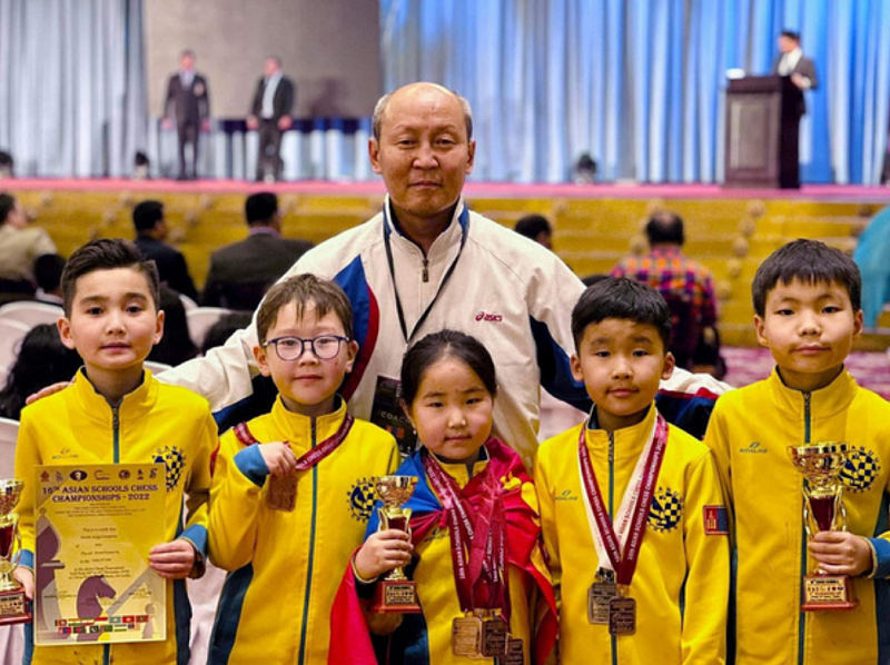 Монгольские школьники завоевали 14 медалей на чемпионате Азии по шахматам среди школ
