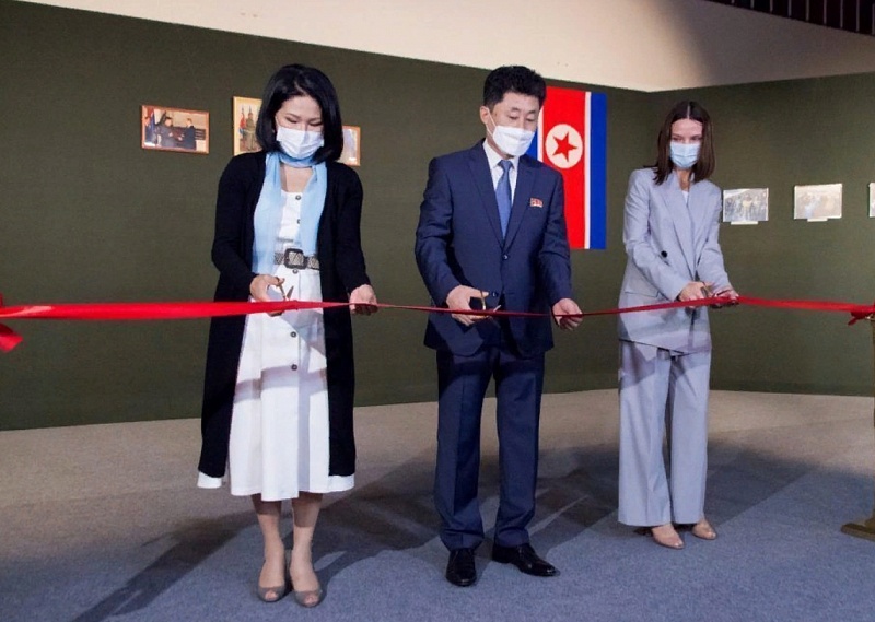 В Улан-Удэ открылась фотовыставка, посвященная визитам Ким Чен Ира в Россию