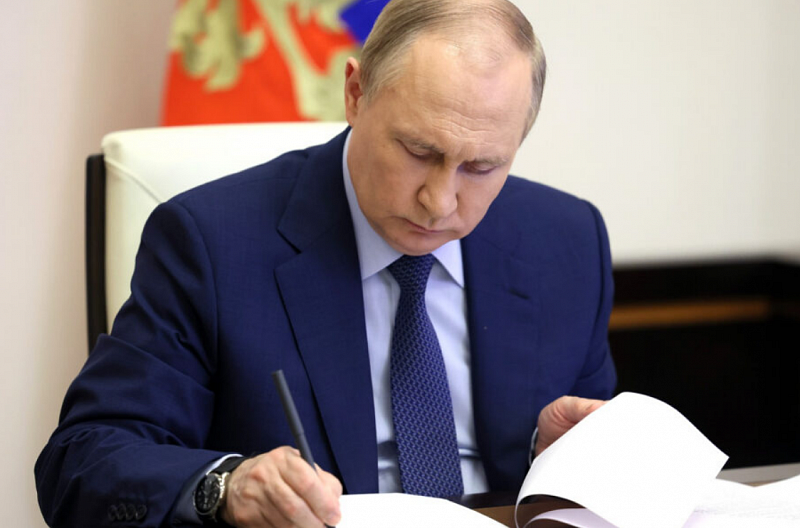 Президент РФ подписал закон о едином пособии по рождению и воспитанию ребёнка