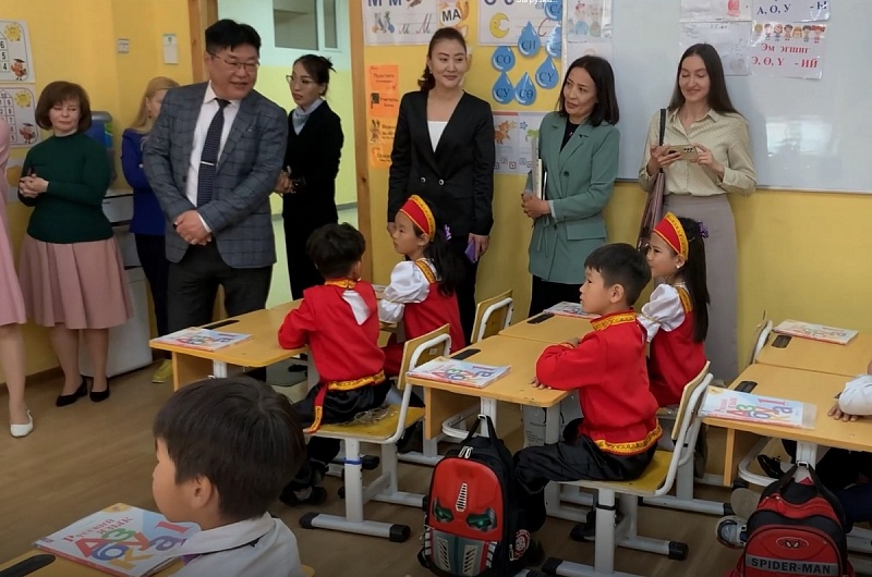 Дети из РФ подарили книги первоклассникам новой российско-монгольской школы в Улан-Баторе