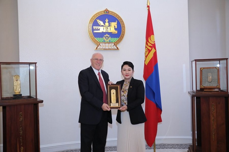 Глава МИД Монголии приняла посла США