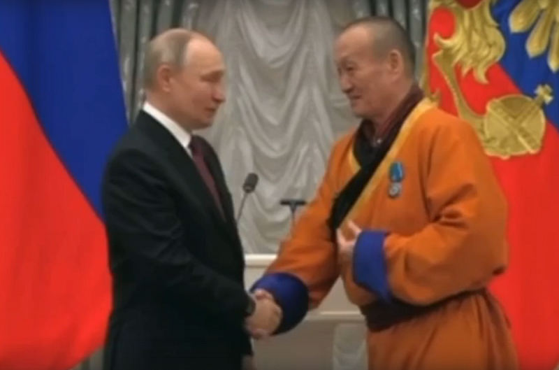 Владимир Путин наградил главу буддистов России «орденом Почёта». ВИДЕО