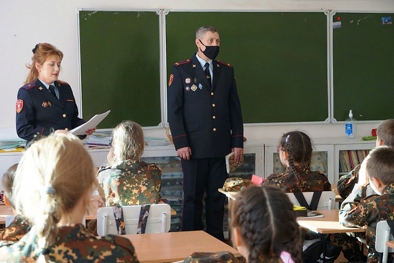 Сотрудники вневедомственной охраны Росгвардии рассказали школьникам о Дне воинской славы России