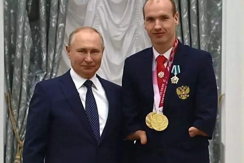 Владимир Путин наградил Михаила Асташова