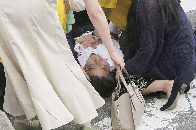 Два выстрела в спину. Убит экс-премьер Японии Синдзо Абэ