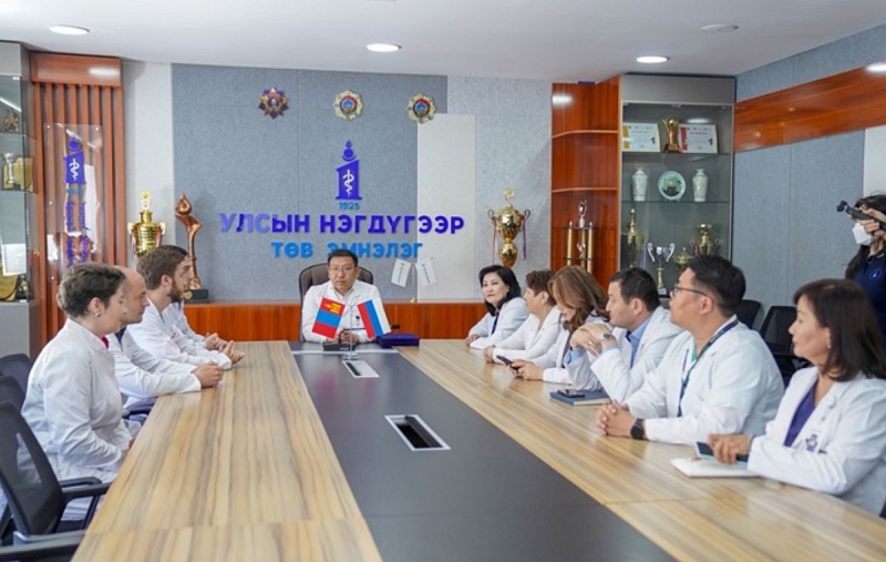 Российские медики обучаются трансплантации печени в Монголии