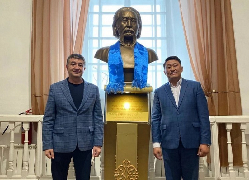 В Кяхте установили бюст первого академика Монголии
