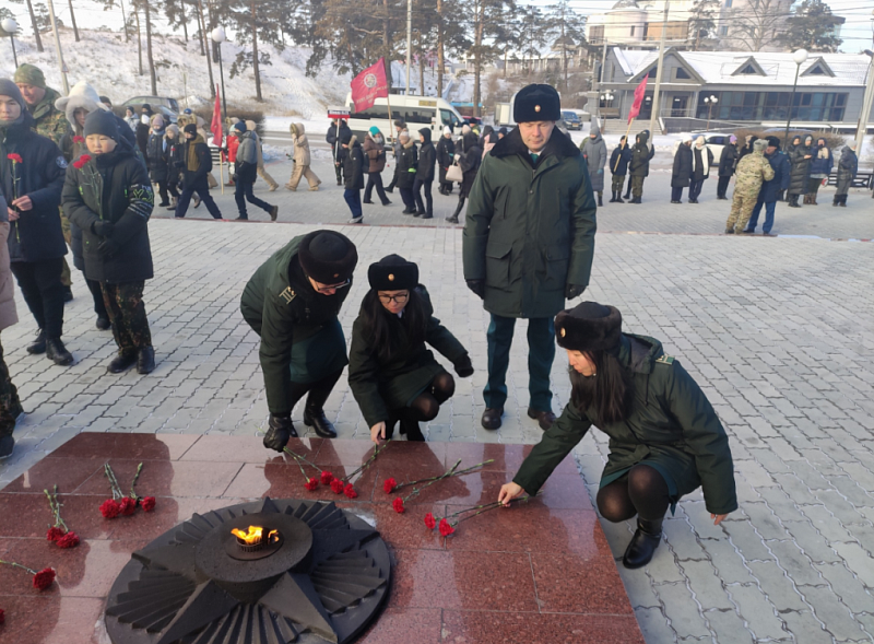 В честь Героев Отечества сотрудники Бурятской таможни возложили цветы к Вечному огню