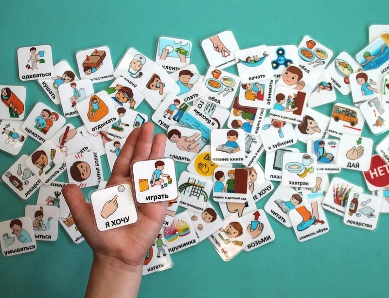 В ДРКБ детей с аутизмом учат общаться при помощи карточек PECS