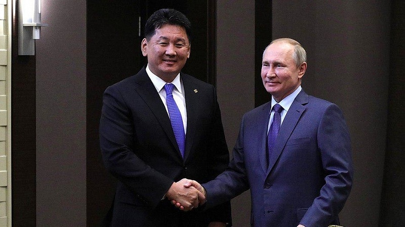 Владимир Путин поздравил У.Хурэлсуха с победой на выборах президента Монголии.
