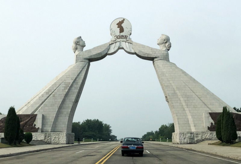В Пхеньяне снесли памятник, символизирующий перемирие КНДР и Южной Кореи