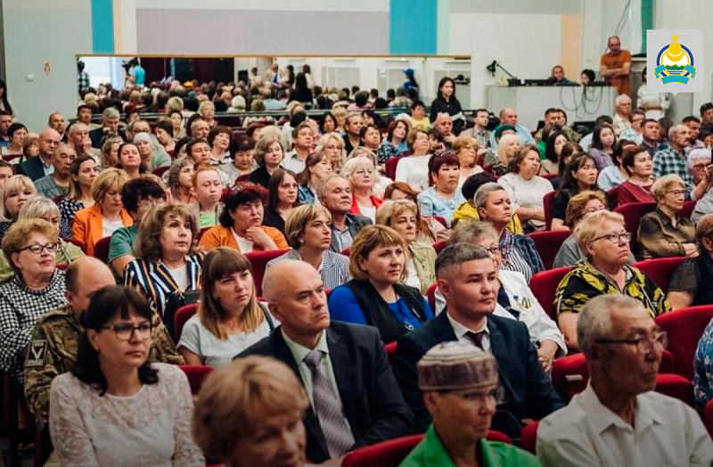 Охрана озера Байкал, развитие туризма, переселение из аварийного жилья - жители Северобайкальска задали вопросы главе Бурятии