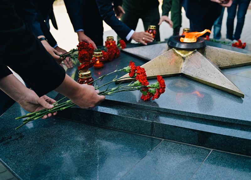 В Улан-Удэ в День памяти и скорби возложили венки к Мемориалу Победы