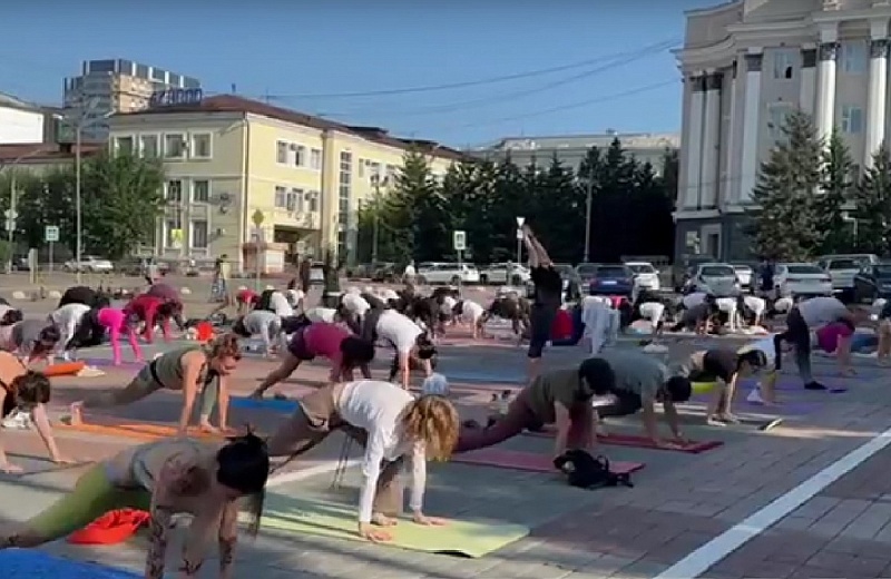 В Улан-Удэ на площади Советов прошел йога-марафон. ВИДЕО