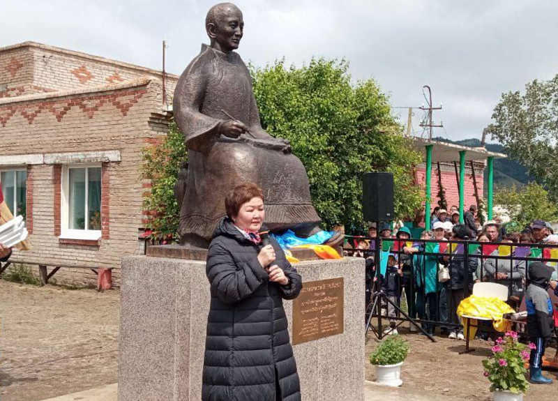 В Кяхтинском районе открыли памятник земляку, составившему словарь тибетского языка