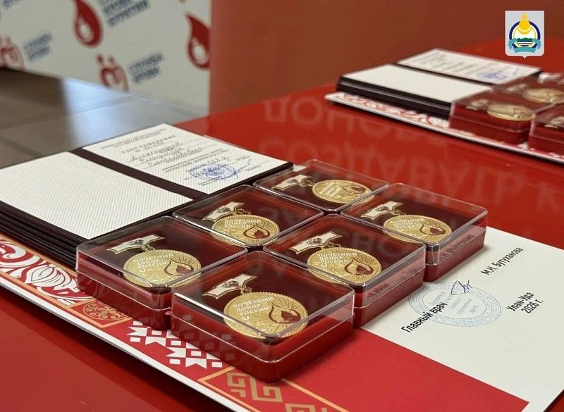 33 жителя Бурятии стали почетными донорами России