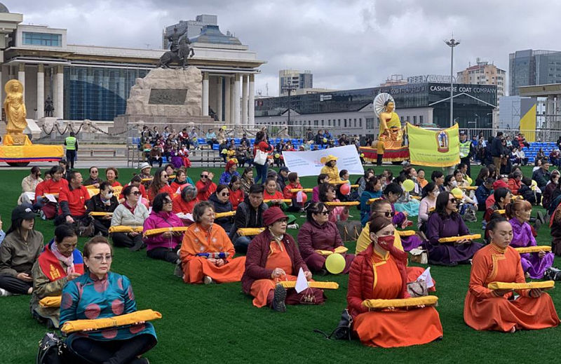 В Монголии прошли массовая медитация и шествие в честь главного буддийского праздника