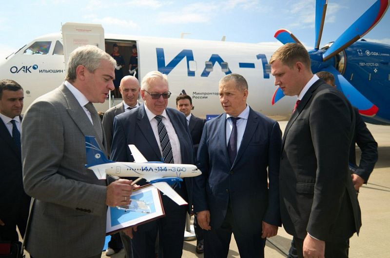 Юрий Трутнев ознакомился с опытным образцом Ил-114-300