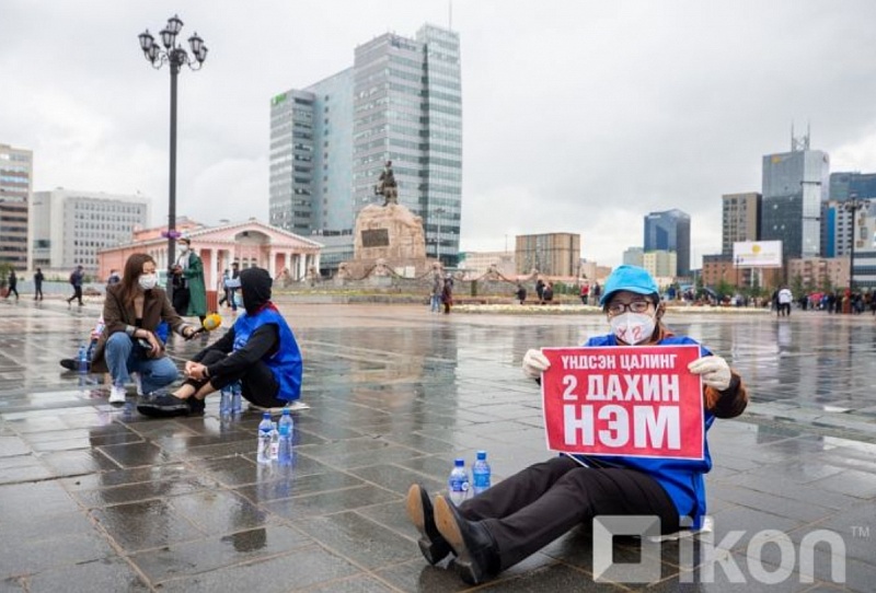 Медики вышли на площадь Сухэ-Батора в Монголии