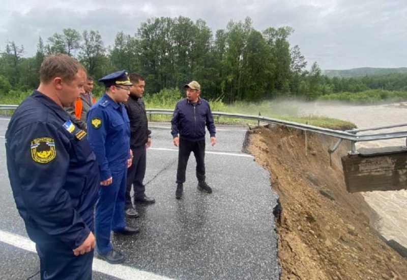 В Тункинском районе для устранения обвала моста на 142 км федеральной трассы «Култук-Монды» увеличат количество техники