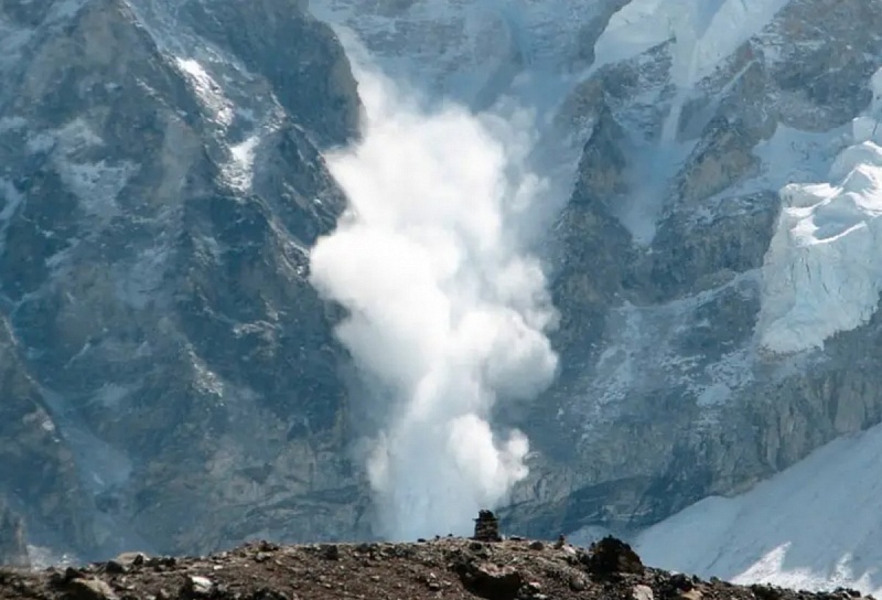 Попавшие под лавину в Бурятии туристы могли сами спровоцировать сход снега