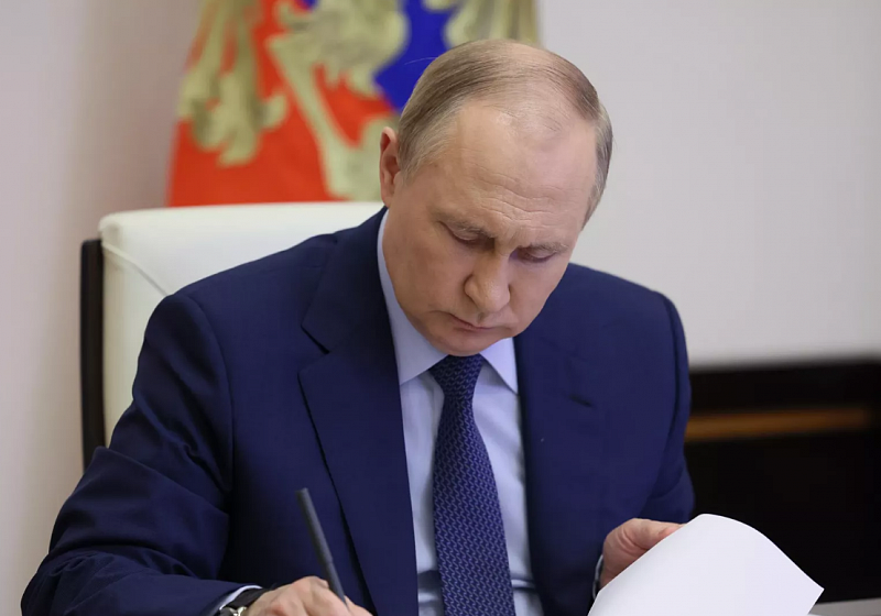 Путин обязал чиновников отдавать драгоценные подарки в фонд государства