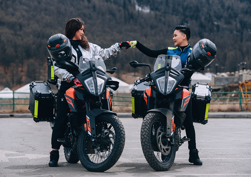 Две девушки из Монголии преодолеют 30 тыс. км на мотоциклах. ФОТО