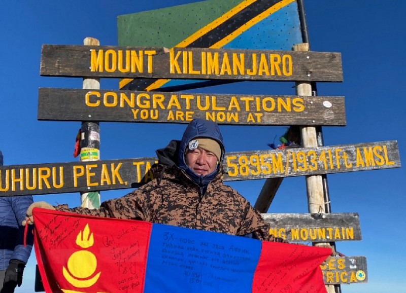 Д.Жавхланбаяр поднял флаг Монголии на вершине Килиманджаро