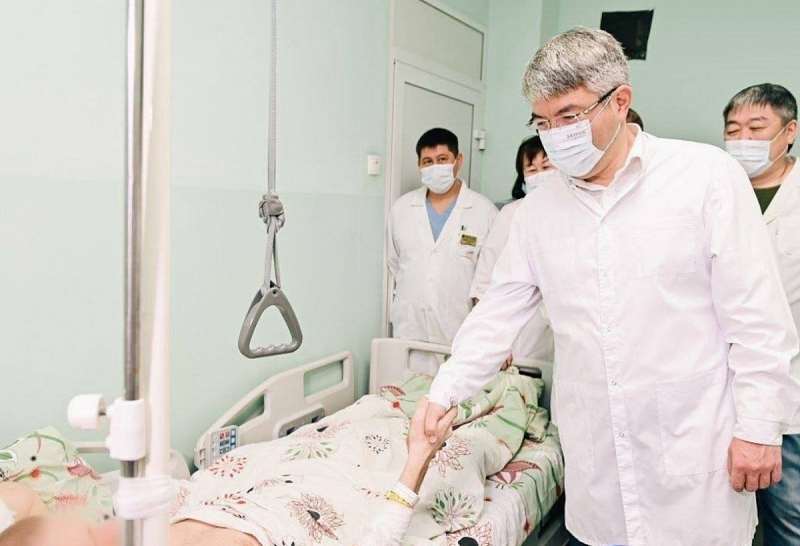 Глава Бурятии навестил раненых, проходящих лечение в Республиканской клинической больнице