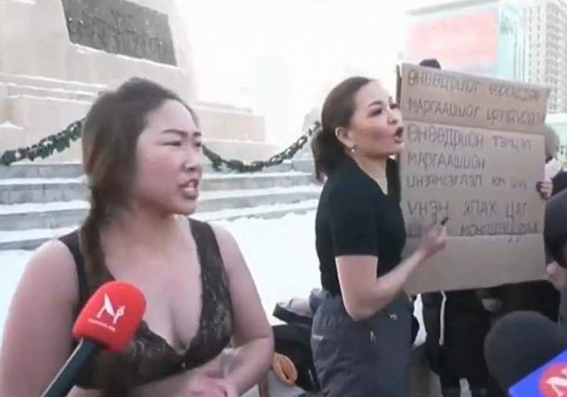 В Монголии женщины разделись на морозе в знак протеста против коррупции