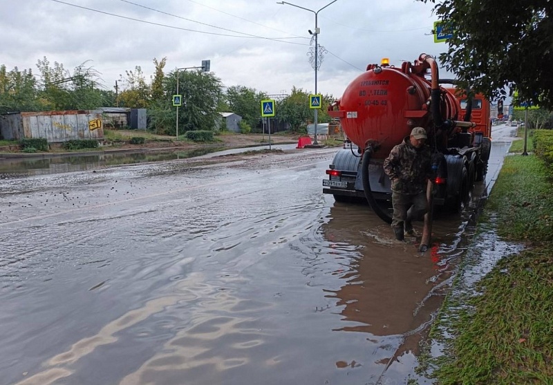 Сотрудники Комбината с утра устраняют последствия дождя в Улан-Удэ